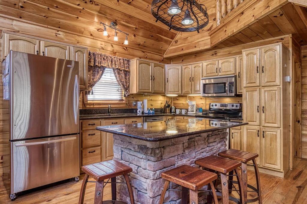 Wilderness Lodge, Hot Tub, Game Room, Pool Access, 1089 Free Tickets Each Paid Day, Dollywood And M Sevierville Luaran gambar